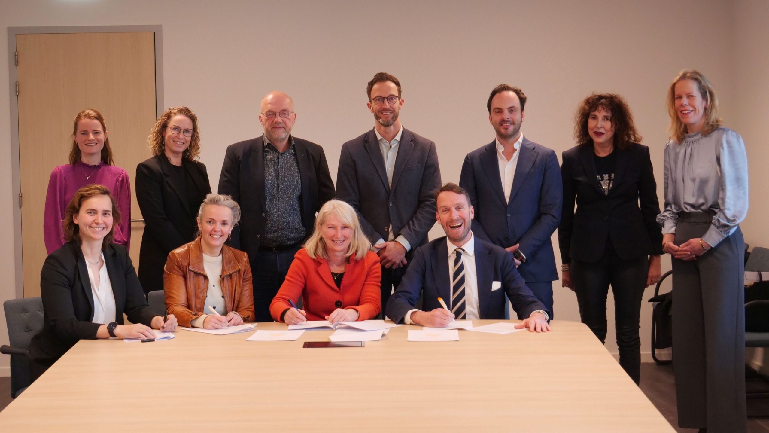 Bestuurders ouderenzorgorganisaties ondertekenen samenwerkingsovereenkomst Friese medische bereikbaarheid, december 2024