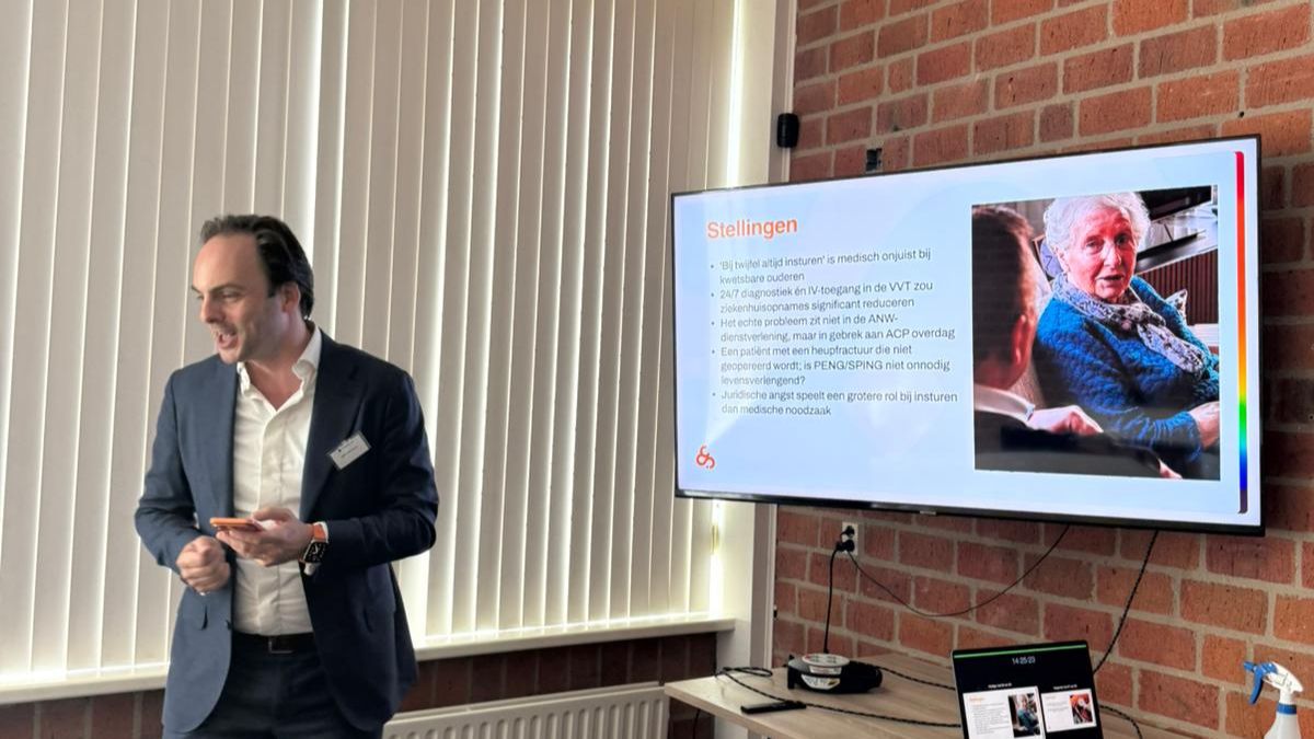 Jeff Lafranca van GeriCall geeft een workshop over het insturen van kwetsbare ouderen in de ANW-uren tijdens het symposium Verenig het veld