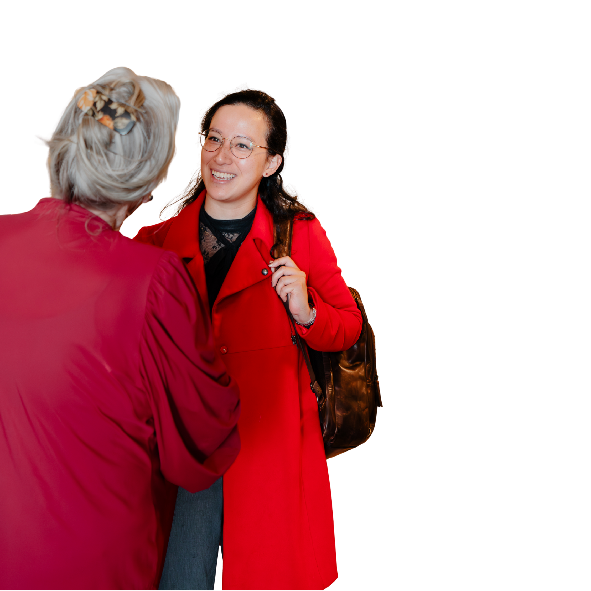 Arts van GeriCall begroet een oudere vrouw bij aankomst voor een consult aan huis